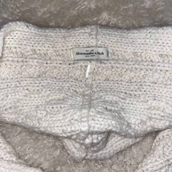 A&F Cable Knit Scarf - Picture 2 of 3